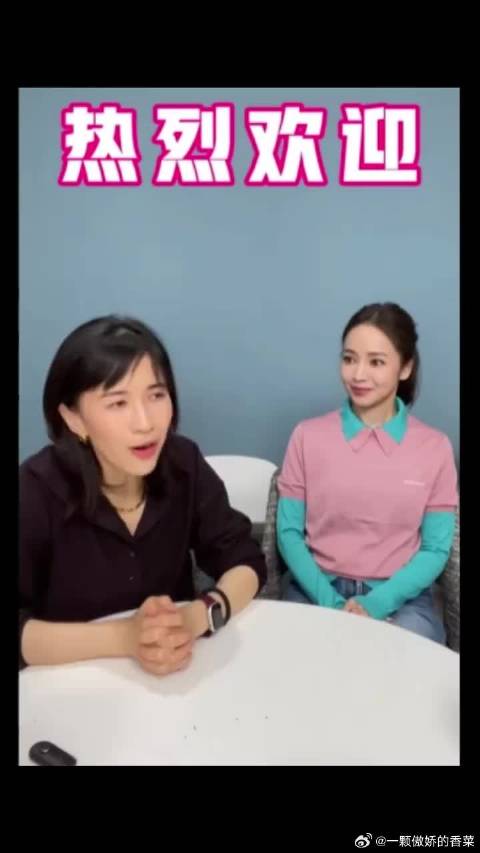 看侯佩岑上papi酱热烈欢迎想到康熙来了