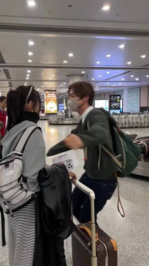 这俩兄妹实在是太可爱了，蒋依依老师我也喜欢你好久了，我也可以求一个抱抱吗