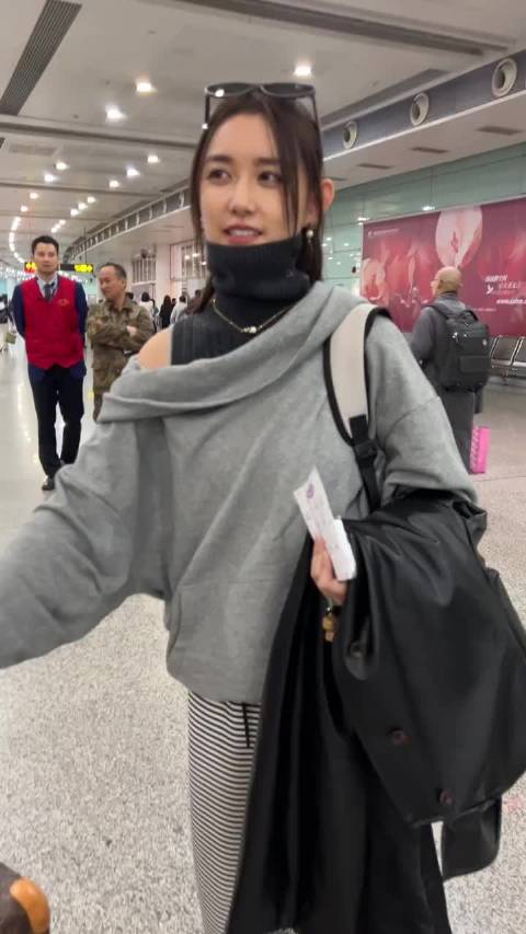 马天宇机场偶遇蒋依依热情拥抱