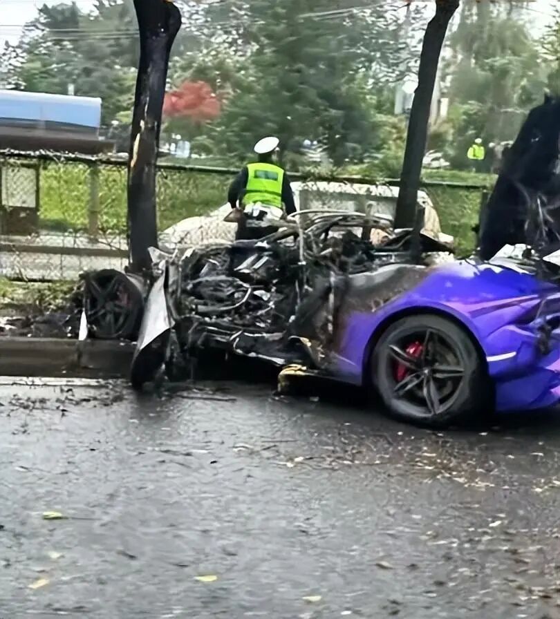 成都一兰博基尼冲上绿化带起火，交警回应：无人员伤亡，事故原因还在调查中
