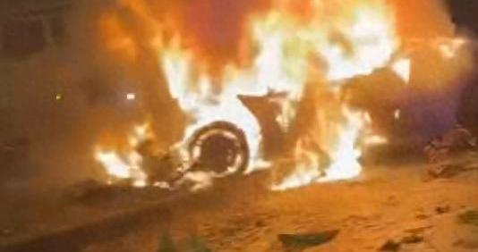 一兰博基尼冲上绿化带起火，交警回应