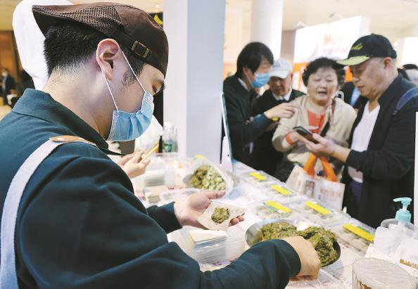 观众排队兑换大馄饨 本文图片 王凯 摄