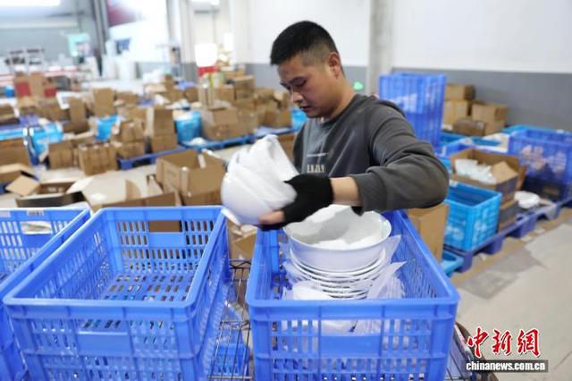 图为工作人员正在分拣陶瓷货物。中新社记者 刘占昆 摄