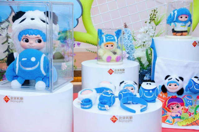 图：2025年，Letsvan奇梦岛旗下的明星IPWAKUKU与中国网球公开赛联名推出“北京礼物”潮玩系列产品