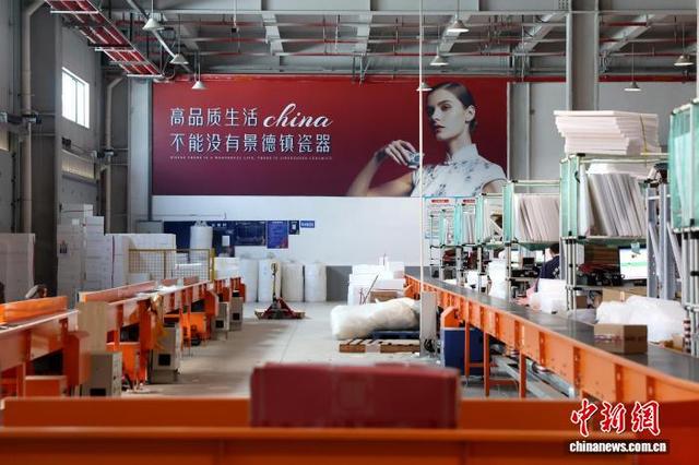 图为一家物流企业仓储区的货物自动传送设备。中新社记者 刘占昆 摄