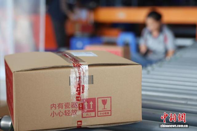 图为自动传送带上的货物箱上写有“内有瓷器，小心轻放”。中新社记者 刘占昆 摄