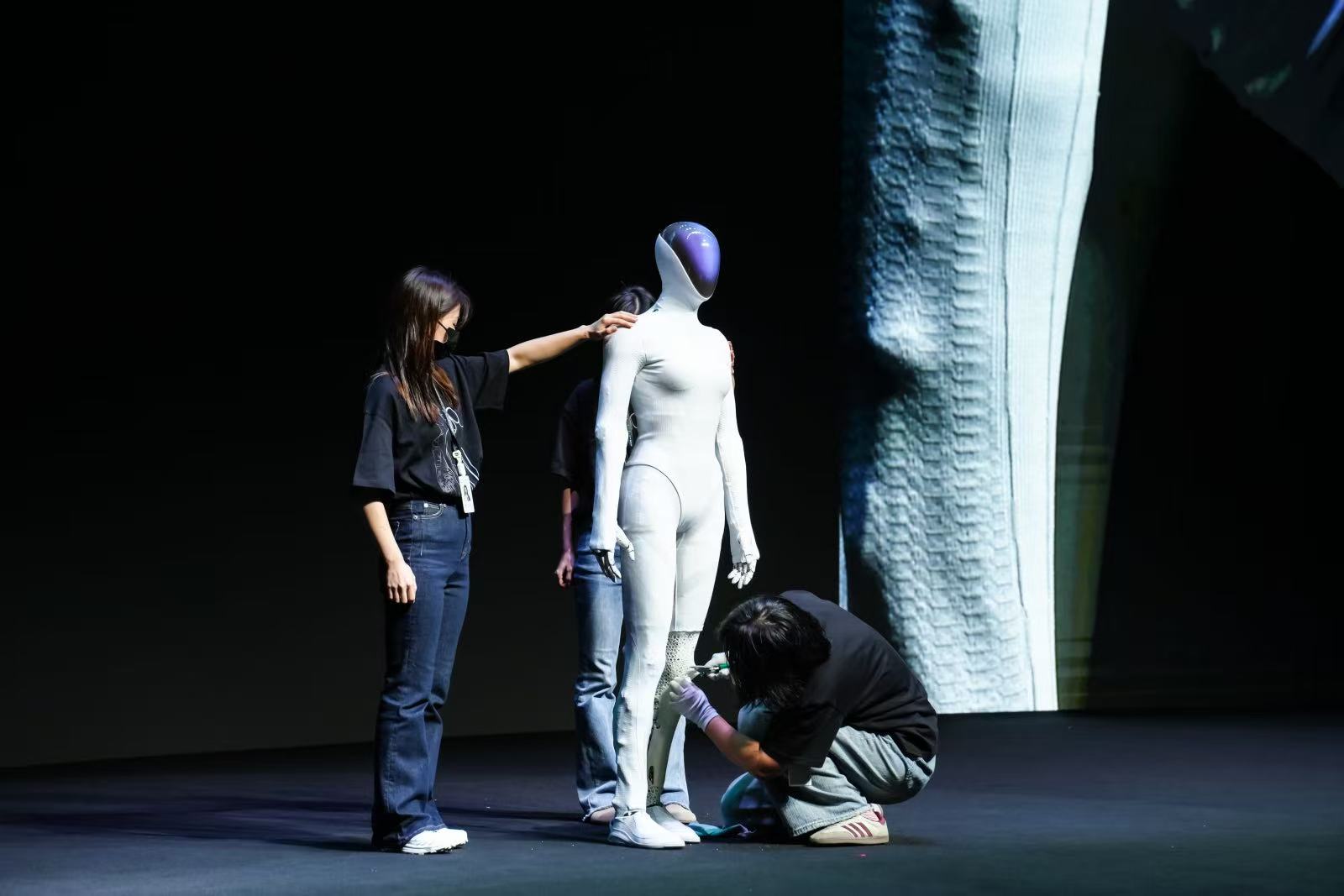 大电池加持，小鹏X9增程版35万元起预售，人形机器人二度登场回应“藏真人”质疑