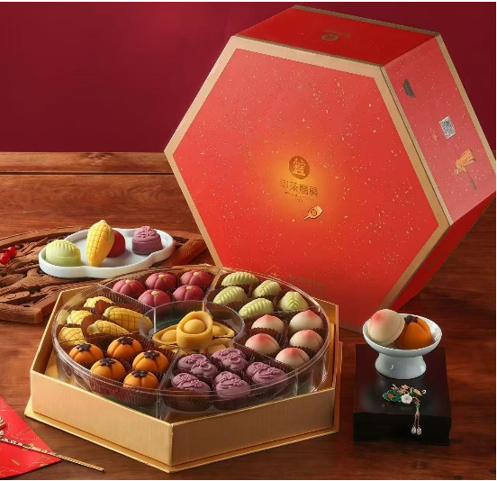 图：御茶膳房以礼食文化为念，推出寿桃造型糕点，寓意长寿富贵，福寿双全