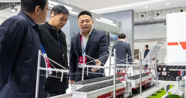 边跑边充，“绿电”驱动的“辫子重卡”亮相“轨博会”