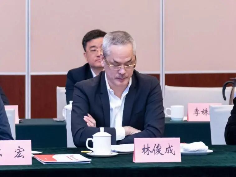 成都路桥“95后美女”董事长,牵出了深圳商人和“达州帮”的隐秘关联