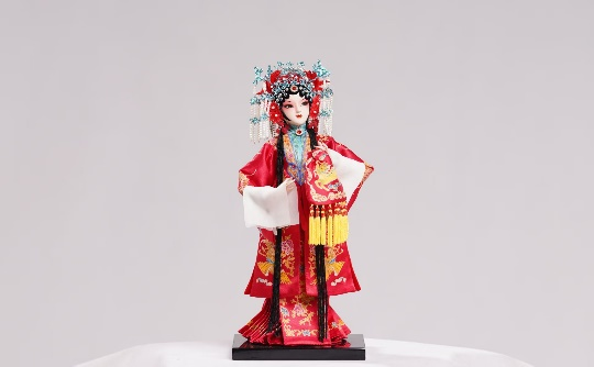 图： 唐人坊与京剧院合作的迟小秋舞台艺术典藏人偶，将“北京绢人”布艺塑形工艺与戏曲文化精髓深度融合