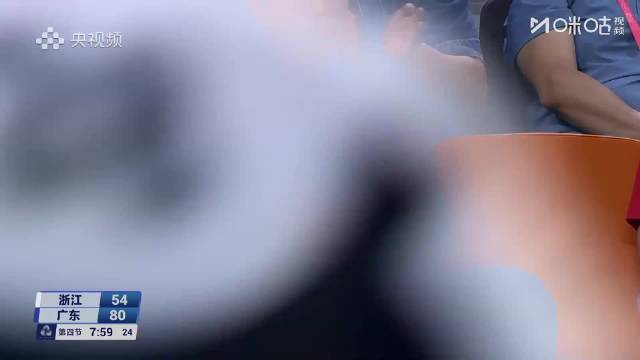 崔永熙现身观战广东浙江小组赛，球迷欢呼