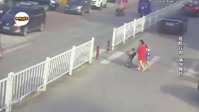 女司机驾斯巴鲁撞飞幼儿园门口一家三口，阻拦女儿说出真相