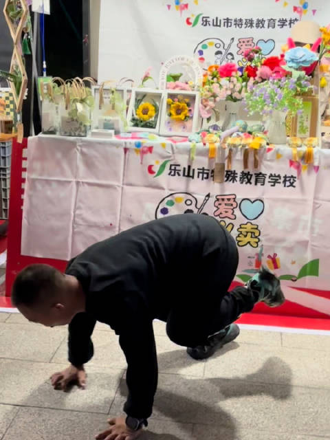 川超开起义卖摊