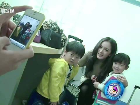 杨幂谦逊避坐C位，细节展现清醒体面