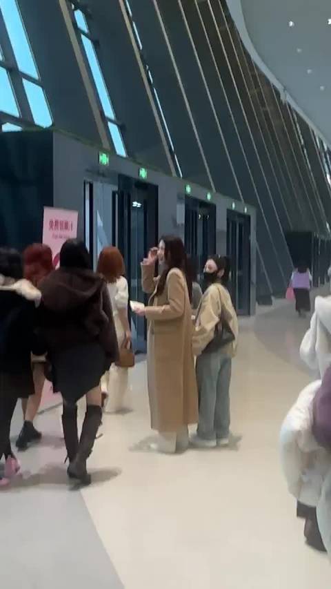 赵露思生日会现场曾黎、魏笑已经到场了