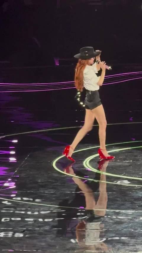 赵露思生日会 我的天哪女王大人，红底高跟鞋跳双人舞！太性感妩媚了露露！