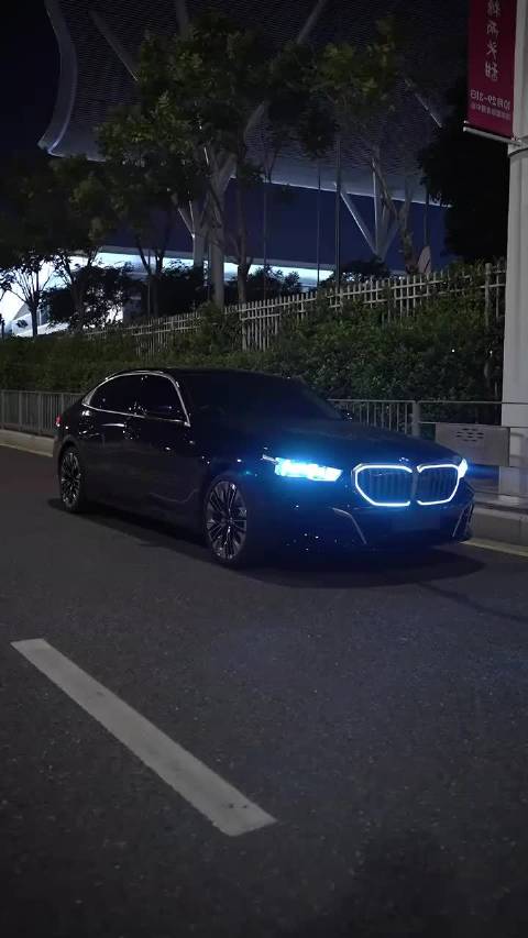 宝马5系的夜间冲击力，你还觉得丑吗？