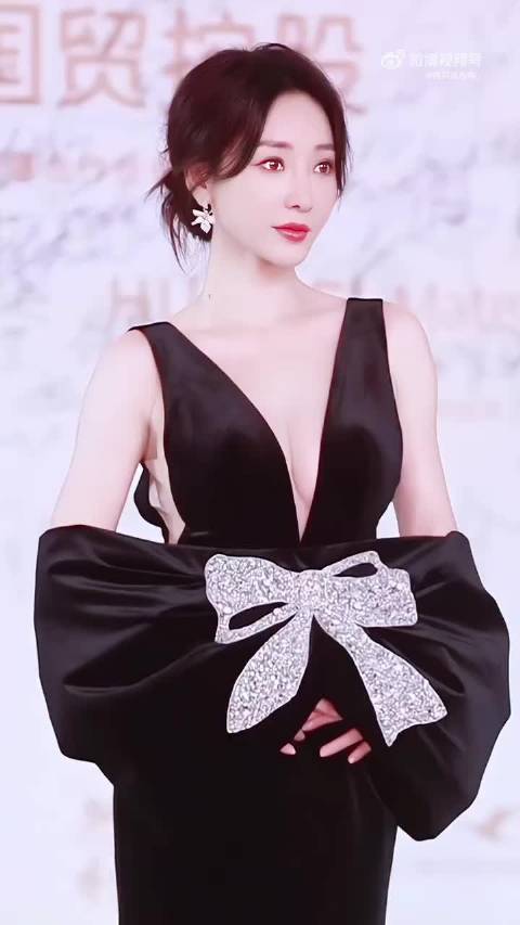 柳岩：风姿绰约，媚而不俗