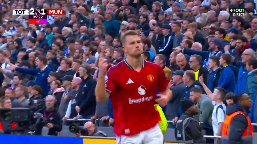 德里赫特的压哨绝平进球！10人曼联顽强扳平！