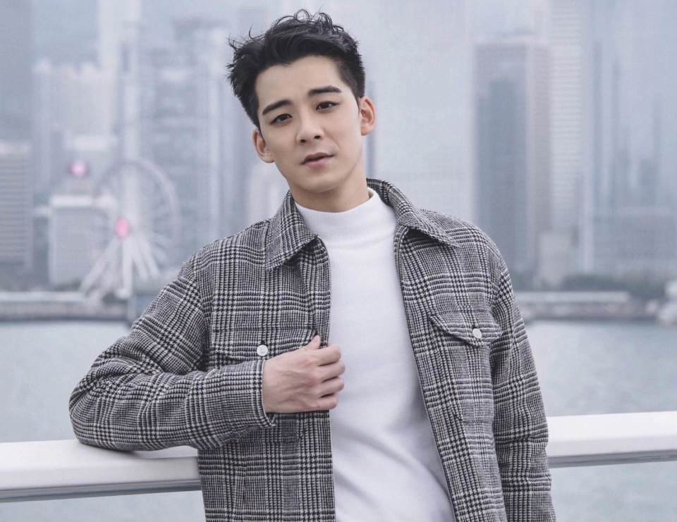 香港知名男星疑脚踏两只船，先后约会两位女神，踢球昏迷一度险死