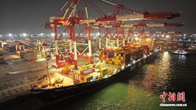 11月7日晚，地中海东南亚航线首班船舶“地中海迪亚哥”轮靠泊青岛港前湾集装箱码头。(无人机照片)侯方超 摄