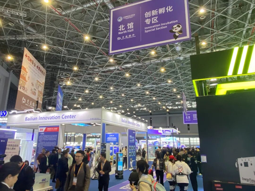 进博会创新孵化专区一角 王一鸣/摄