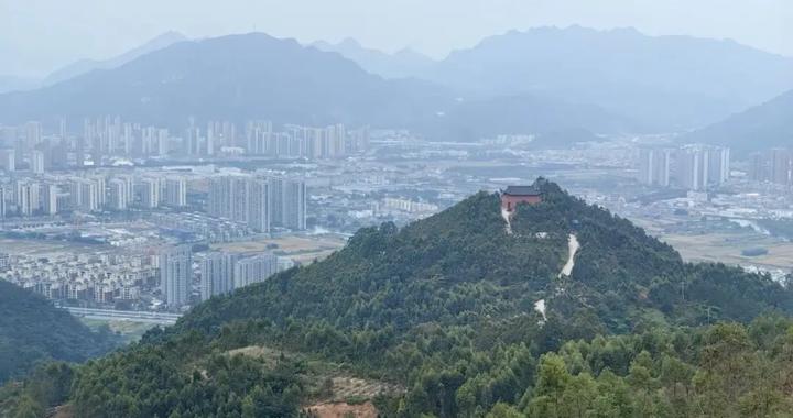 这处以玻璃栈道、落日观景和悬崖木亭而闻名的网红地，你可去过