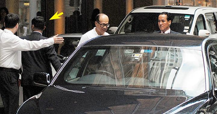 李嘉诚卖掉宝马7系防弹车，看到内饰，网友：总感觉被上了一课