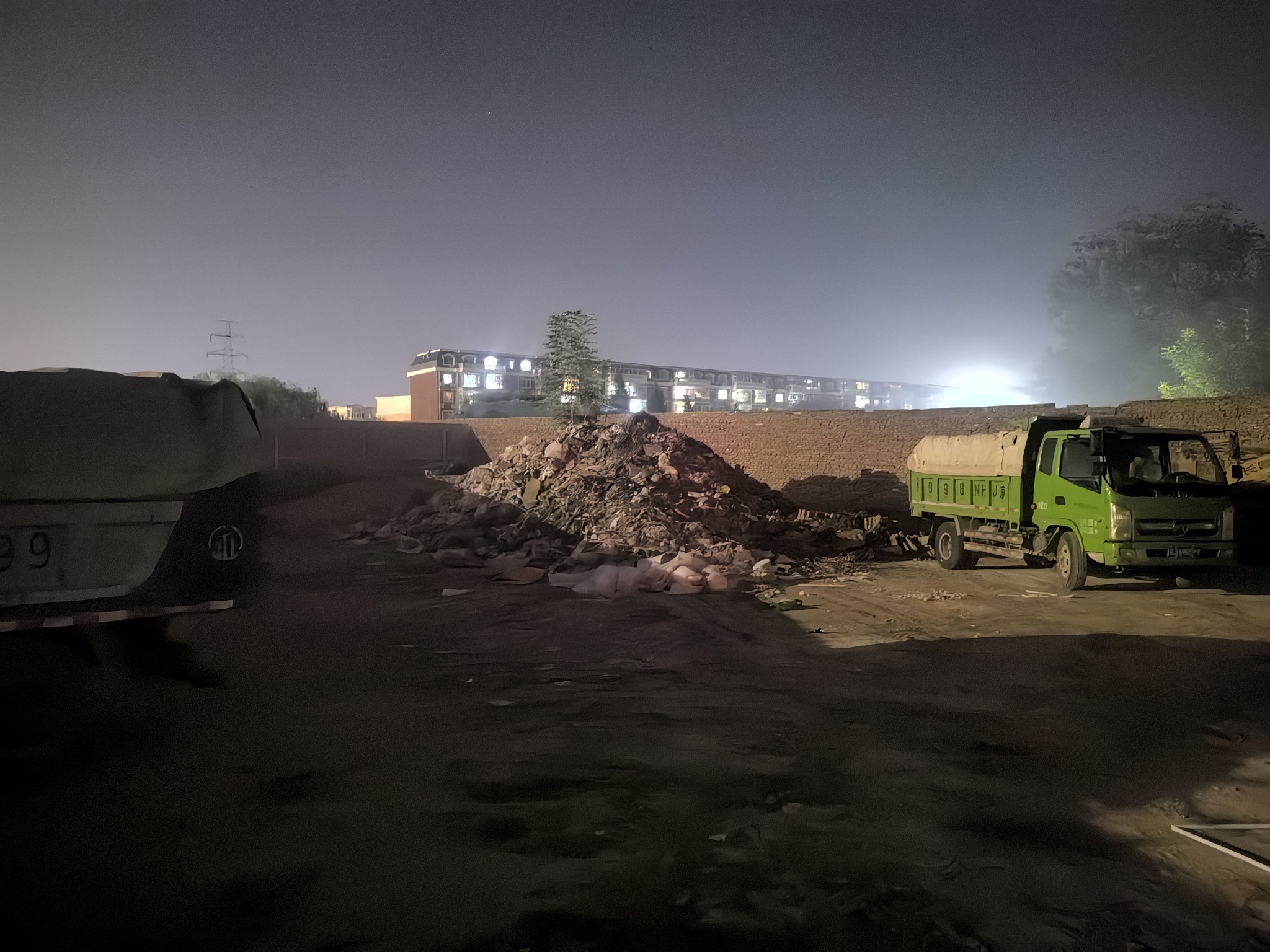 張家灣鎮一大院內成功打掉另一處「黑垃圾中轉站」。通州公安供圖