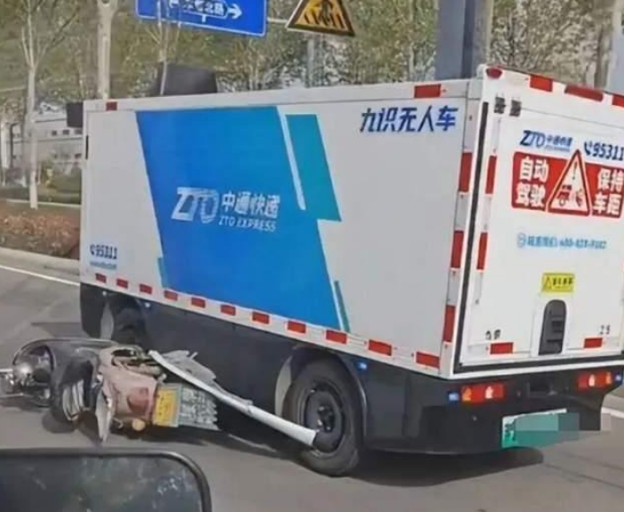 韵达无人车逆行占用对向车道致堵车，大型厢体无人车上路合规吗？