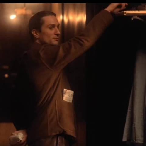 自己没钱但不忘给妻子带一个梨 而妻子表现的也很喜欢“好漂亮的梨”教父