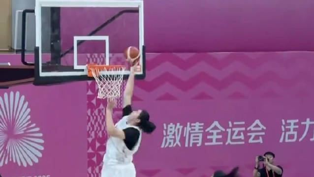 全运会女篮比赛，张子宇勉扣了一个，在女篮里面，这属于天花板级别的操作了