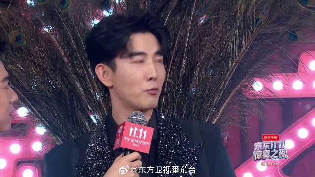 李川锤娜丽莎红毯化身孔雀组合，高脚杯印花纸巾引热议