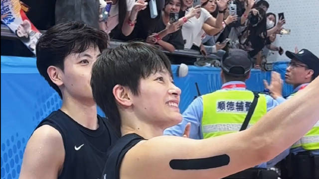 十五运会女篮广东队110:67胜浙江队，杨氏姐妹赛后与球迷合影