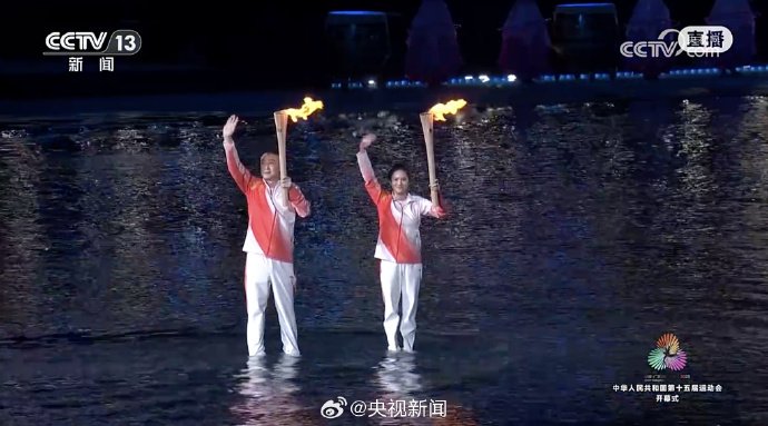 火炬手马琳、陈若琳踏浪而来！