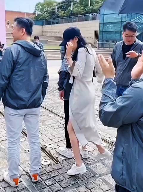 迪丽热巴开机仪式遇虫秒变跳跳女孩，杨洋淡定围观反差萌