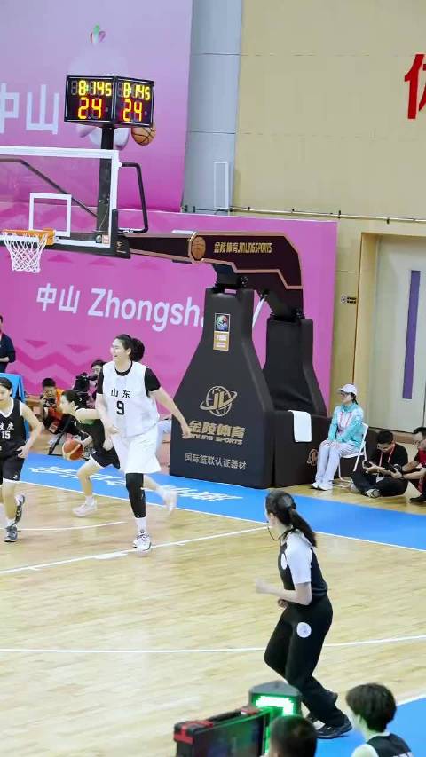 身高226，代表山东女篮出战全运会的张子宇完成了一记实战扣篮！