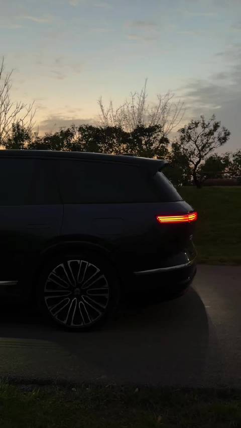 夜幕降临，签名版在这一刻的含金量还在上升