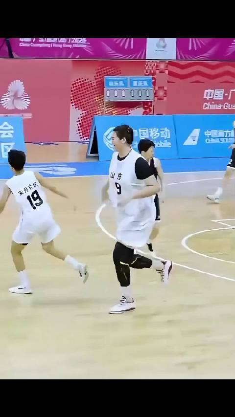 中国女篮第一个实战扣篮！2米26的张子宇在全运会上表演了扣篮