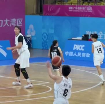 历史被打破！@张子宇_Le 完成中国女篮首个正式比赛扣篮！ ：风影24