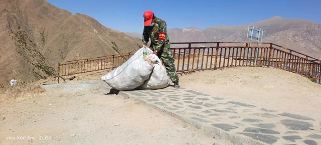 2022年，扎西曲培巡山时将捡到的垃圾装袋带下山。受访者供图