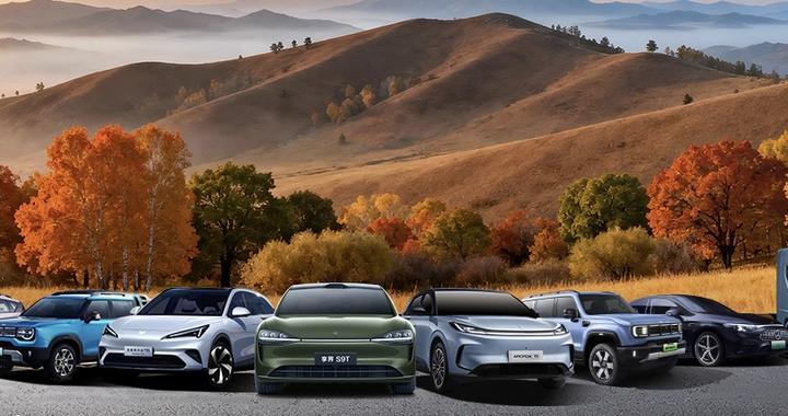 北汽集团向中国共产党历史展览馆捐赠北京越野BJ80C阅兵车和享界S9T