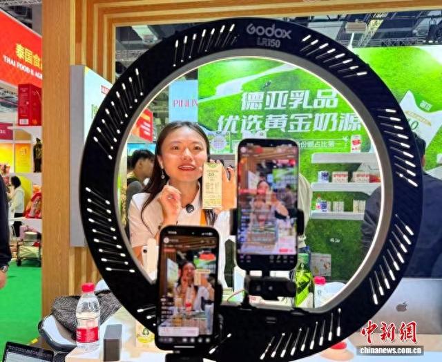 第八届进博会上，许多国际品牌现场开启“直播带货”。奚金燕摄