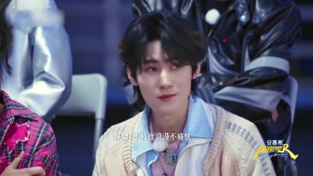 周传雄唱歌翻车了？对着歌词唱歌却找不到调，还抱怨歌词不对