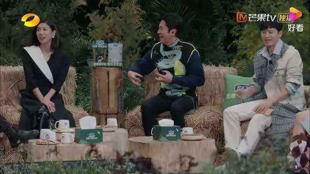 难怪张杰唱歌那么好听，听完杰妈的歌声，蔡国庆都被惊艳了