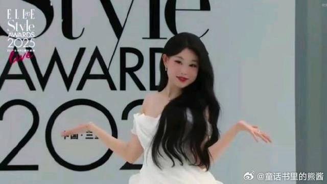 沈佳润ELLE庆典红毯走过头了 妹宝10秒8个pose好可爱