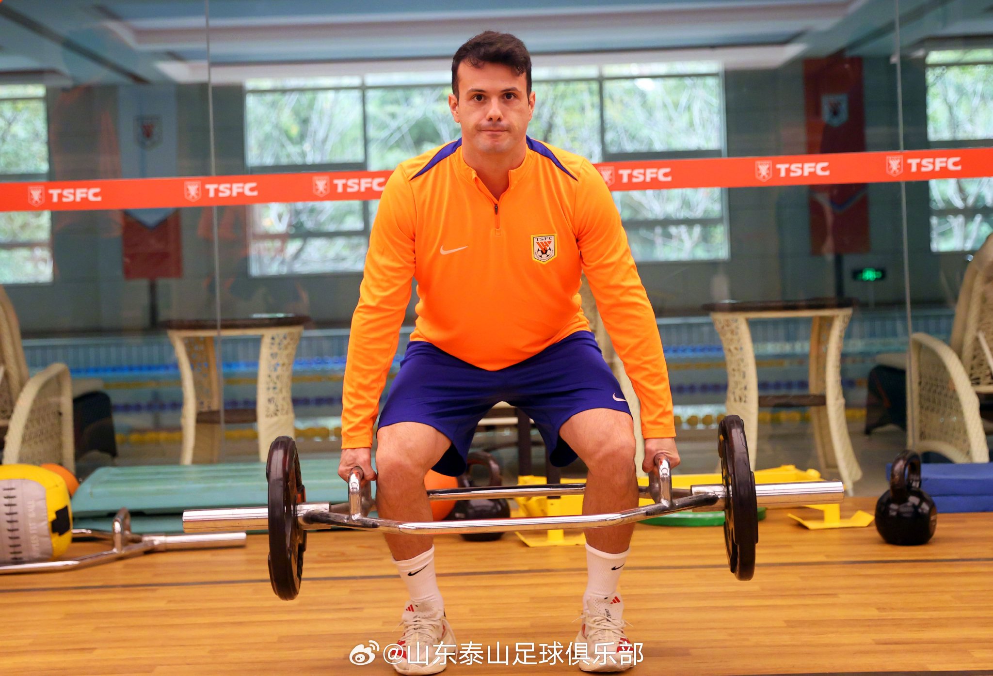 山东泰山队结束假期恢复训练，备战中超末轮对阵武汉三镇