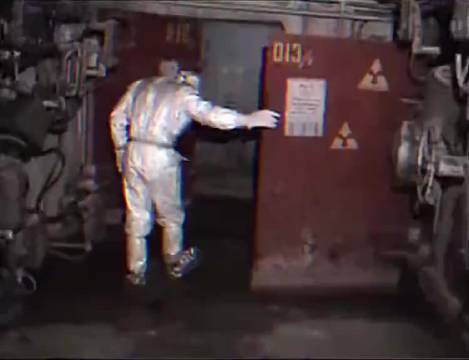 切尔诺贝利清理工人进入4号反应堆，辐射强度达每小时8000伦琴