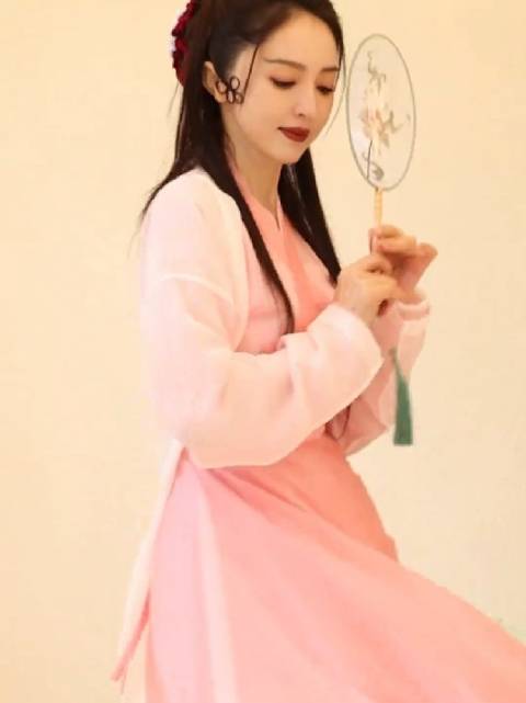 董璇现代装优雅大气，cos白蛇妩媚动人